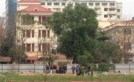 Lực lượng chức năng tiến hành thực nghiệm tại hiện trường nơi xảy ra vụ án.