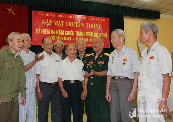 Hàng năm, vào ngày kỷ niệm chiến thắng lịch sử Điện Biên Phủ, những người lính già đều gặp nhau và không khỏi bâng khuâng, xúc động nhớ về một thời máu lửa cũng như ôn lại những chiến công huy hoàng một thời chiến trận. Ảnh: Chu Thanh