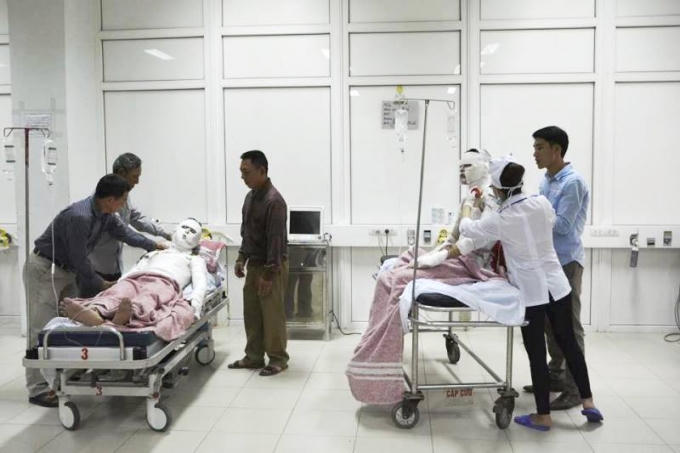 Hai bệnh nhân nặng được chuyển ra Hà Nội.