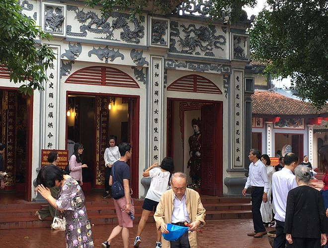 Phủ Tây Hồ được coi là một trong những chốn linh thiêng nhất trong hệ thống đình chùa ở Hà Nội. Không chỉ người dân Hà Nội, mà rất nhiều du khách khi đến Hà Nội đều đến thắp hương cầu phúc ở Phủ Tây Hồ.