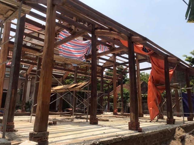 Công việc của thợ đi “săn” là tìm mua nhà cổ cho đại gia, sau đó mang về dựng lại.