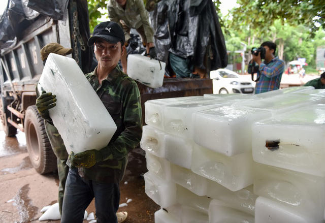 Mỗi ng&agrave;y, Lục Ngạn d&ugrave;ng tới h&agrave;ng vạn c&acirc;y đ&aacute; lạnh để ướp vải. Xe tải li&ecirc;n tục chở đ&aacute; lạnh tới c&aacute;c điểm sơ chế.