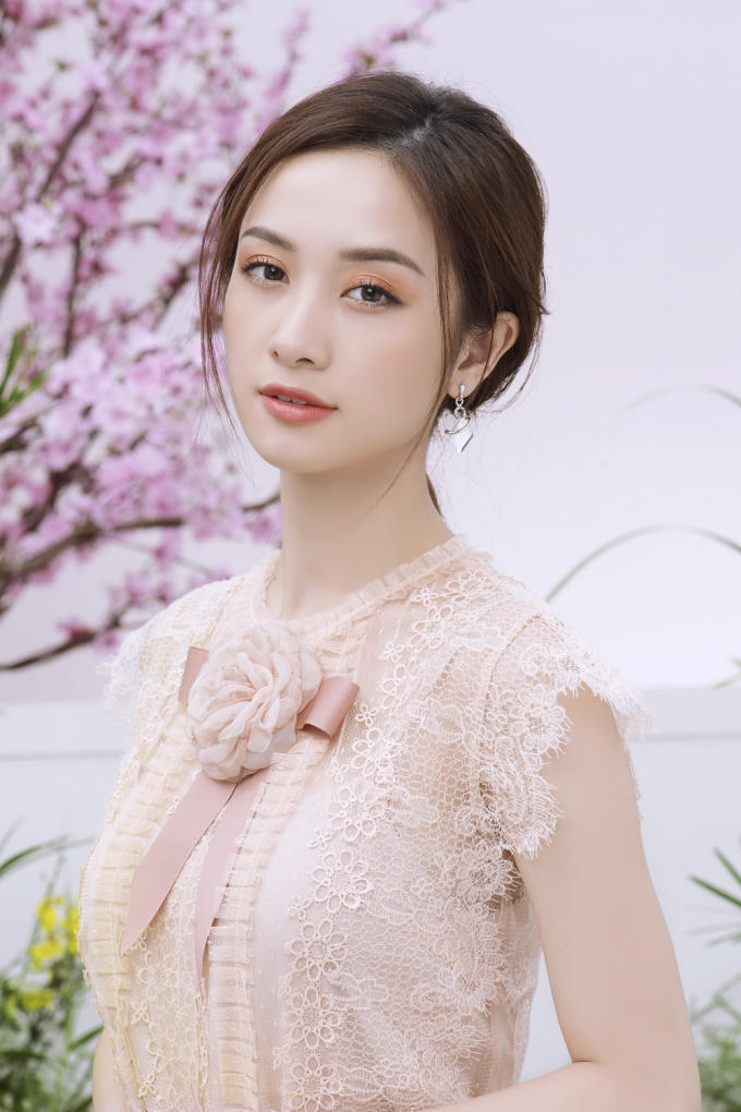 Vẫn màu sắc tương tự như những bộ cánh trước, nhưng phần chân váy được sử dụng chất liệu ren lưới với thiết kế xòe tạo sự bồng bềnh khi di chuyển.Chiếc váy này giúp các nàng nổi bật trong những chuyến du lịch hay khi đi dạo phố.