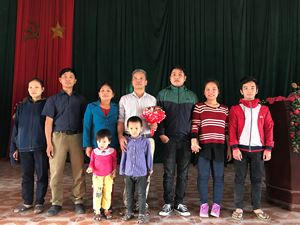 Gia đình ông Tuấn trong niềm vui công lý.