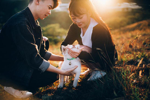 Đoan Trang còn nhớ tin nhắn đầu tiên Văn Tùng gửi với nội dung: “Anh nhắn cho mình là giả bộ thả thính, mà thời điểm đó mình cực kỳ ghét kiểu nhắn tin này. Thế mà không hiểu sao lại nói chuyện với nhau nhiều thế nữa”.