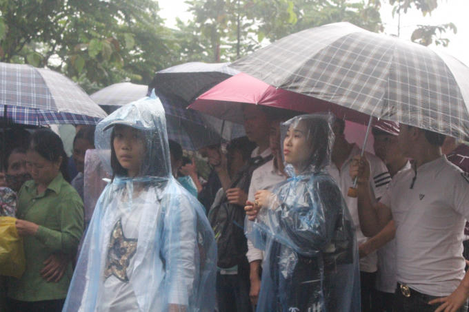 Mưa lớn, hàng vạn du khách thập phương vẫn ùn ùn về Đền Hùng trẩy hội