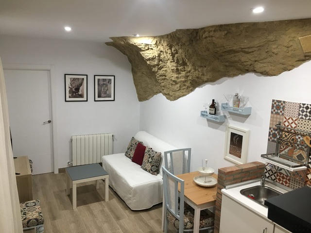 Tới thị trấn Setenil de las Bodegas, du khách có thể chiêm ngưỡng các công trình dưới hang đá, thậm chí là trải nghiệm ở trong những điểm lưu trú, khách sạn có tảng đá