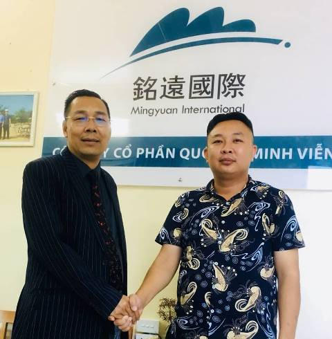 Ông Nguyễn Ngọc Sơn, Tổng Giám đốc Tập đoàn Á Đông (bên phải) tại buổi ký kết hợp tác với ông Lu Wang Sheng, Tổng Giám đốc công ty Quốc tế Minh Viễn để đầu tư làm du lịch nghỉ dưỡng tại bãi biển Lăng Cô.