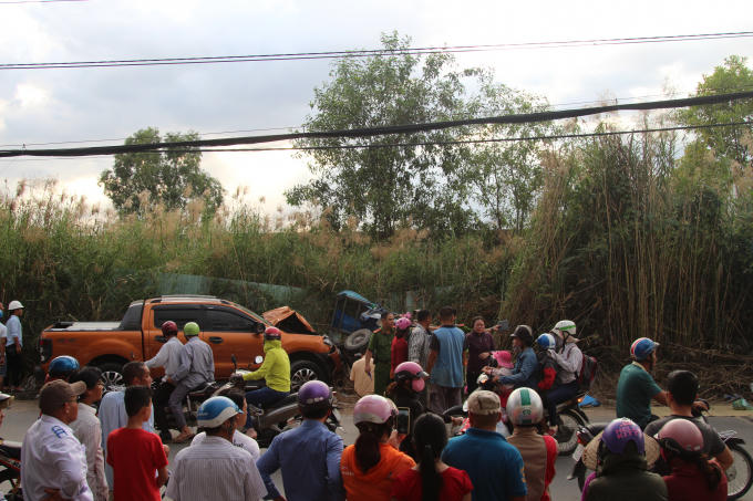 Rất đông người dân hiếu kì tập trung theo dõi vụ việc.
