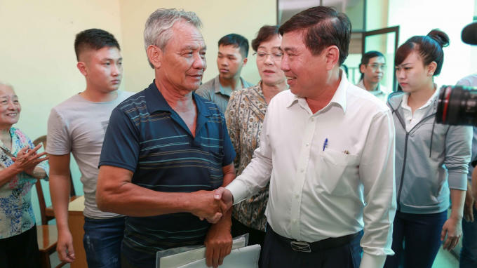 Chủ tịch UBND TPHCM Nguyễn Thành Phong gặp ông Nguyễn Văn Thạch sau buổi làm việc. (Ảnh: báo Sài Gòn giải phóng)