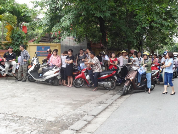 9h45 phút phụ huynh đã chuẩn bị sẵn sàng chờ để đón thí sinh kết thúc môn thi đầu tiên.