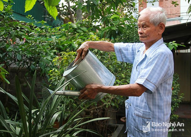 Đại tá Nguyễn Cảnh Thìn (1927) ở phường Hưng Bình, TP Vinh (Nghệ An), cựu chiến binh thuộc Trung đoàn 174, Sư đoàn 316 luôn "nhớ như in" những cuộc chiến đấu tiêu diệt cứ điểm đồi A1, C1, C2 trong chiến dịch Điện Biên Phủ. Trở về đời thường, ông sống gương mẫu, gần gũi với mọi người. Ảnh: Chu Thanh.