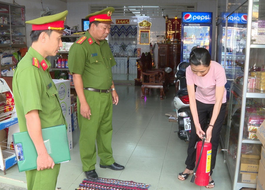 Công an cơ sở tăng cường kiểm tra điều kiện an toàn phòng cháy, chữa cháy tại các hộ kinh doanh.