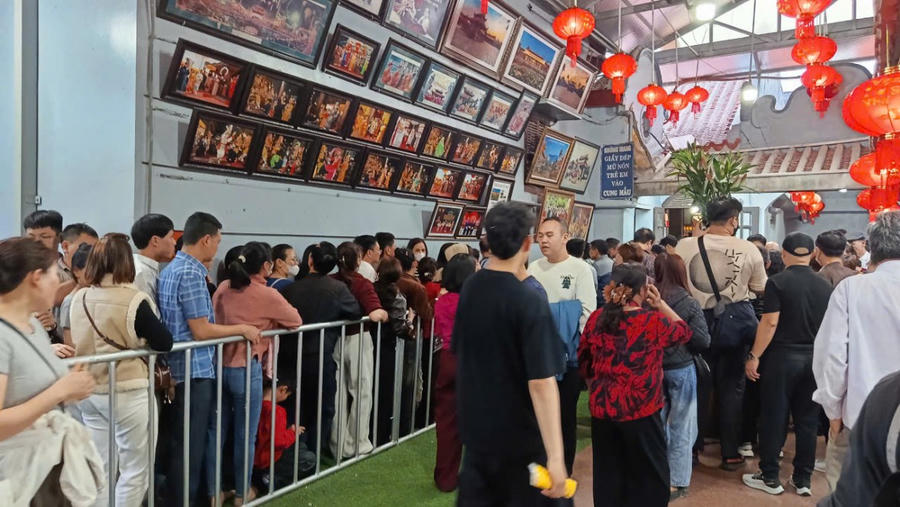 Hàng vạn người đổ về chợ “mua may, bán rủi” Viềng Xuân- Phủ Dầy