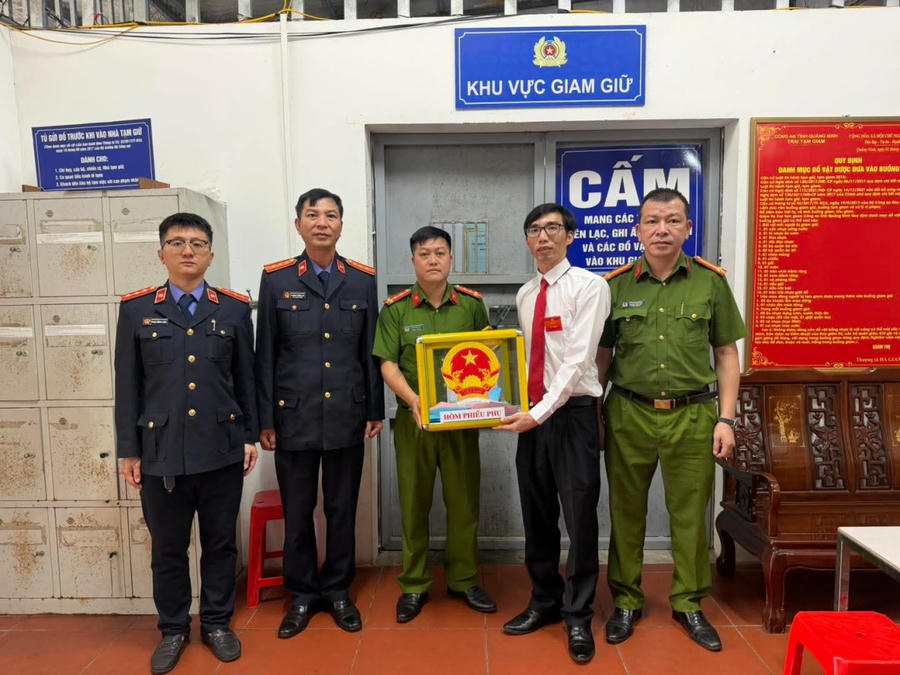 Đại diện các lực lượng Viện kiểm sát và Công an chụp ảnh lưu niệm bên hòm phiếu phụ được sử dụng phục vụ công tác bầu cử tại khu vực giam giữ.