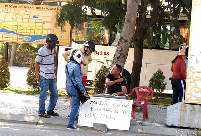 Ngoài các đại lý thì bảo hiểm xe máy cũng được bán “rong”, thu hút rất đông khách hàng