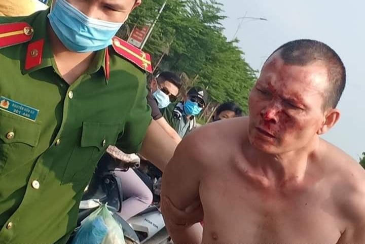 Nghi phạm Sáu bị người dân và lực lượng Công an bắt giữ.