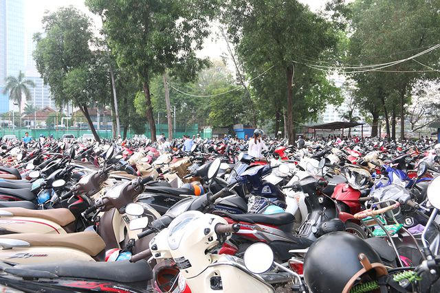 Bãi đỗ xe luôn trong cảnh quá tải, người dân phải trả 5 nghìn đồng cho một lần gửi xe.