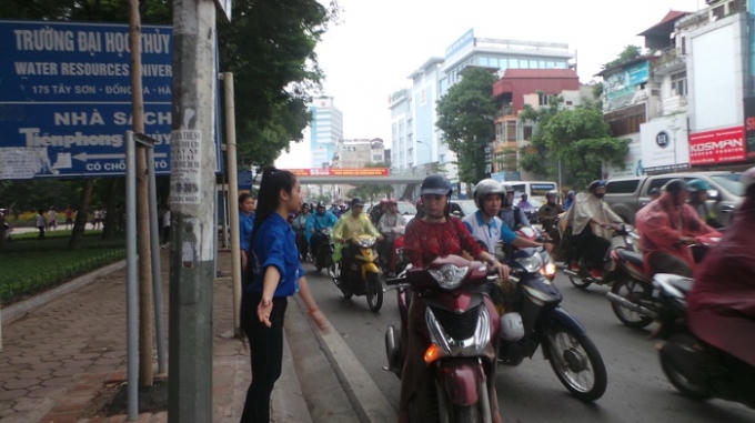 Mặc dù còn hai tiếng nữa mới đến giờ thí sinh vào đăng ký, tuy nhiên lực lượng CSGT đã được triển khai điều tiết, phân luồng giao thông, cùng với sự hỗ trợ của các bạn thanh niên tình nguyện.