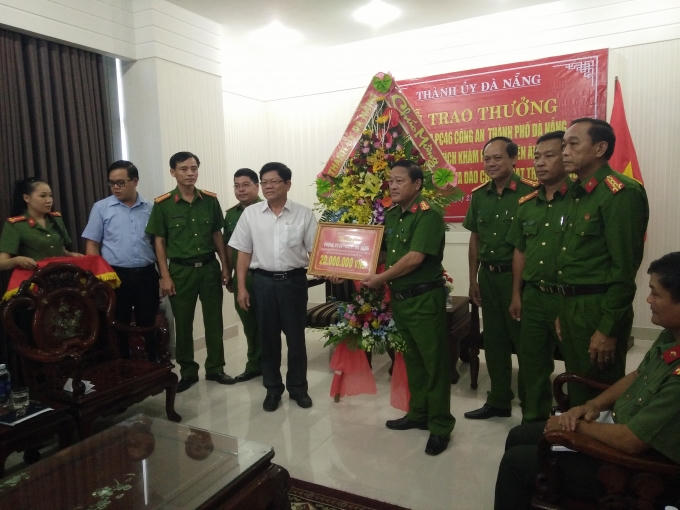 Ông Võ Công Trí đã thay mặt Thành ủy Đà Nẵng thưởng "nóng" cho Phòng Cảnh sát kinh tế (PC46) Công an TP Đà Nẵng 20 triệu đồng. (Ảnh: Vân Trương)