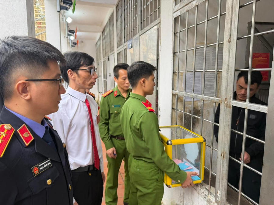 Hòm phiếu phụ được đưa tới khu vực buồng giam để người bị tạm giữ, tạm giam thực hiện quyền bầu cử theo đúng quy định của pháp luật.