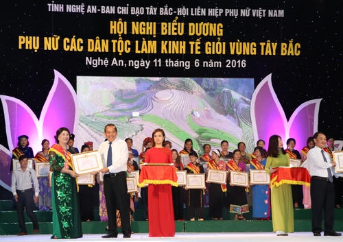 Phó thủ tướng Trương Hòa Bình tuyên dương phụ nữ các dân tộc vùng Tây Bắc làm kinh tế giỏi. (Ảnh: Báo Chính phủ)