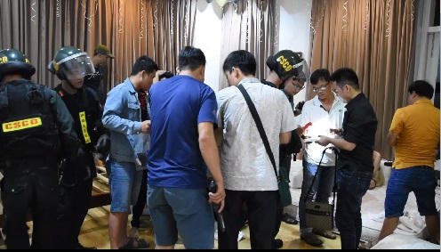 Lực lượng chức năng bắt quả tang các đối tượng đang sử dụng ma túy.