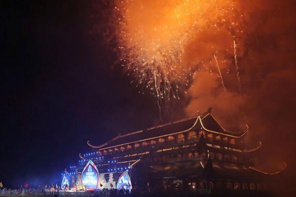 Ngay sau Lễ công bố xếp hạng Di tích Quốc gia đặc biệt, bầu trời Tam Chúc bừng sáng trong màn pháo hoa rực rỡ, đánh dấu một cột mốc quan trọng trong hành trình phát triển của quần thể danh thắng.