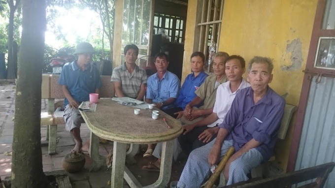 Một số người dân thôn Thái Lai trình bày sự việc.
