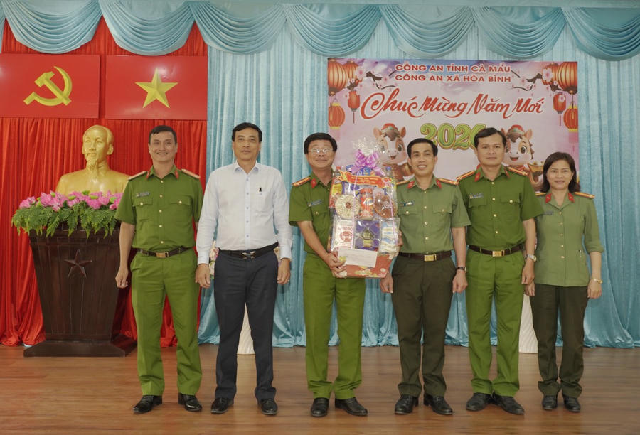 Đại tá Lê Tấn Vinh tặng quà Tết các hộ dân có hoàn cảnh khó khăn; cùng lãnh đạo Đảng ủy xã thăm, chúc Tết Ban Chỉ huy Công an xã Hòa Bình.