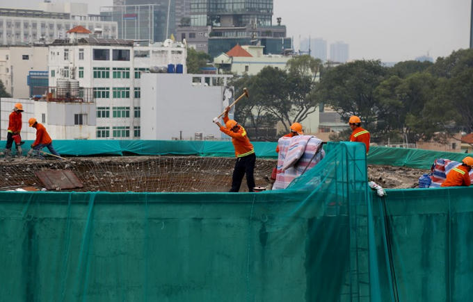 “Hơn 10 công nhân tích cực đập và khoan liên tục trong hơn 3 ngày qua mới xong phần mái thủy đài. Trong những ngày tiếp theo, chúng tôi sẽ tháo dỡ phần thân thủy đài”, một công nhân chia sẻ.