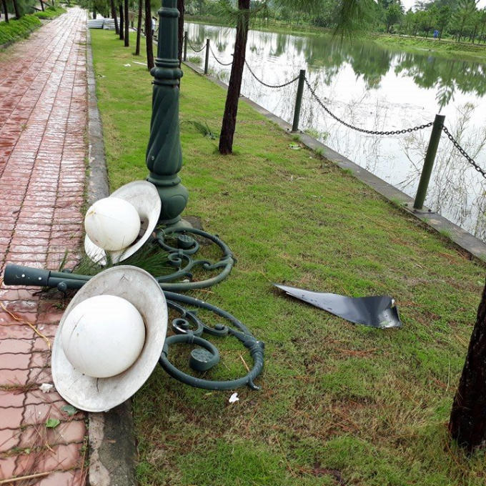 Cột đèn đổ gãy.