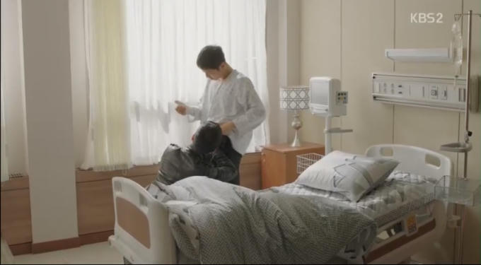 Hậu duệ mặt trời tập 14: Mỹ nam Song Joong Ki bị bạn gái mắng té tát vì lao đầu vào nguy hiểm