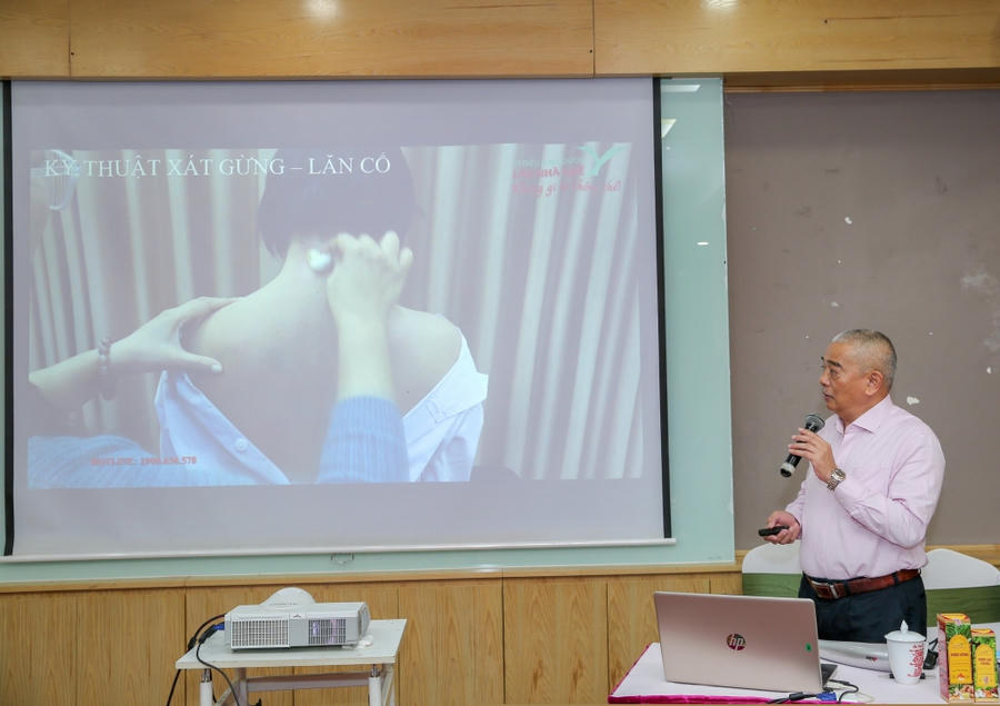 Không chỉ có nhiều bài thuốc dân gian, ông còn tích cực chia sẻ cách chữa bệnh cho người dân.