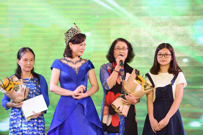 Quán quân Người mẫu Quý bà đã dành toàn bộ số tiền thưởng sau khi đăng quang để tặng trường học và mái ấm tình thương tại Nam Định.