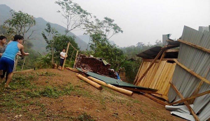 Một nhà dân ở xã Mai Sơn sụp.