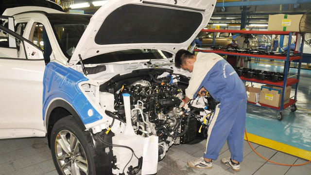 Công nhân lắp ráp ô tô tại Việt Nam. Ảnh: Tuấn Nguyễn