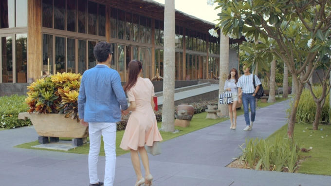 Không hiểu đã có chuyện gì xảy ra mà Linh và Phong lại nắm tay đúng lúc Junsu và Cynthia đi tới.