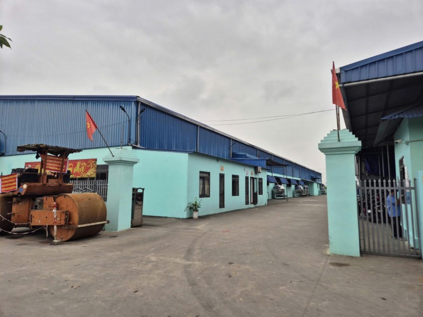 Hai chiếc xe lu được đỗ ở mép đường nơi tiếp giáp giữa phía ngoài mép đường trục Văn Quang với phần đất giáp danh với tường rào của Công ty TNHH giày Ngọc Hưng không ảnh hưởng gì đến việc sản xuất kinh doanh của đơn vị cũng như việc đi lại của công nhân. Ảnh cụp ngày 5/3.