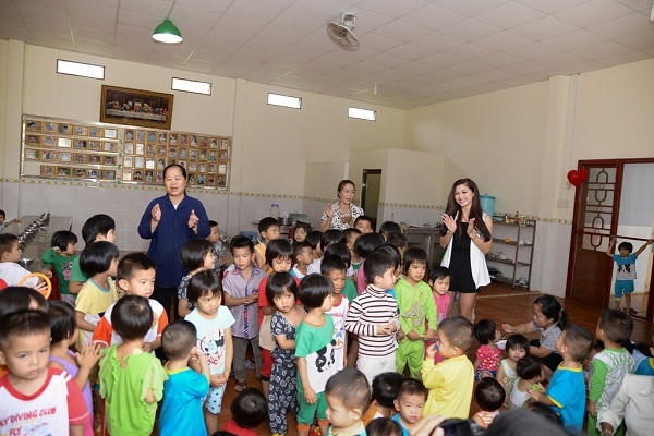 Cô cùng hòa ca với các em tại Mái Ấm Tín Thác.