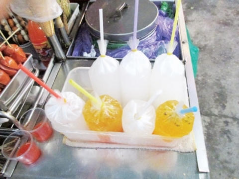 Những bịch nước giải khát pha sẵn đựng trong túi nilon và ẩn họa từ chất tao hương.