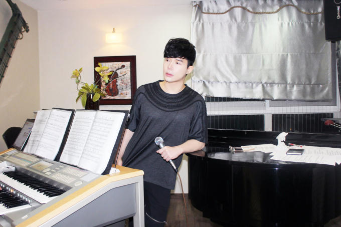 Nathan Lee sốt cao vẫn lặn lội đường xa tới nhà ca sĩ hải ngoại Nhật Hạ tập nhạc