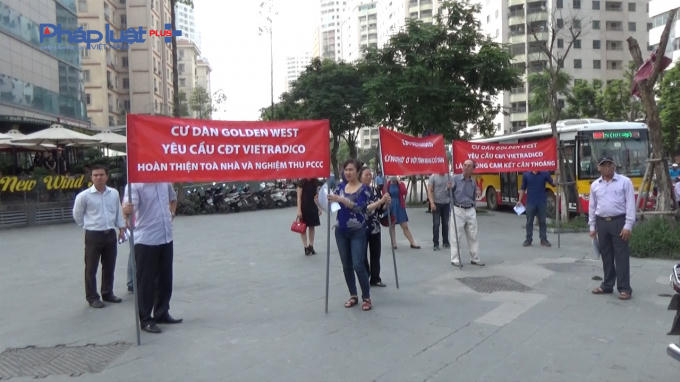 Cư dân đã tập chung lại với nhau cùng băng dôn kéo đến  trụ sở văn phòng Vietradico.