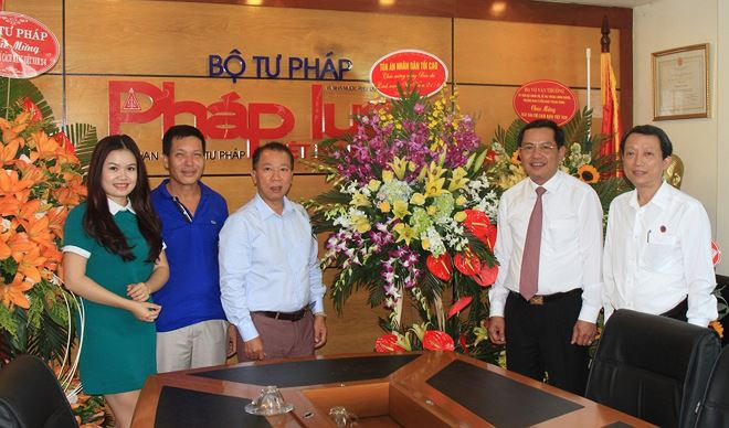 Phó Chánh án TAND tối cáo Nguyễn Văn Du tặng hoa Báo Pháp luật Việt Nam nhân ngày báo chí cách mạng 21/6
