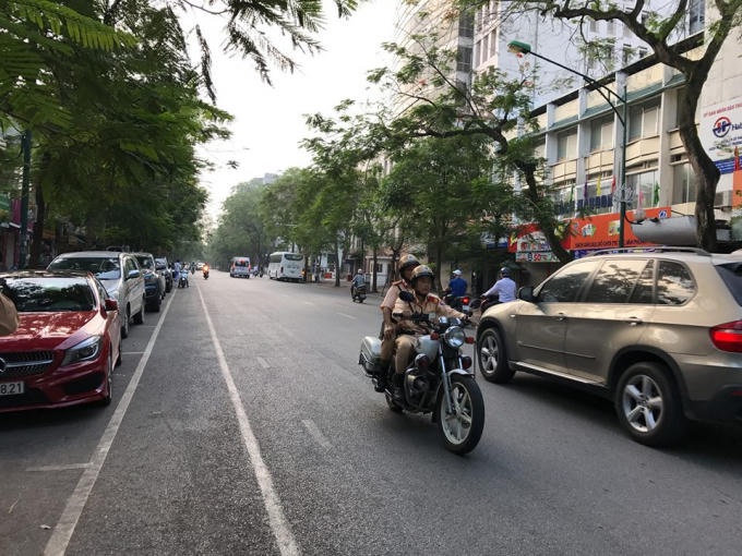Công an TP Hà Nội bố trí xe mô tô tuần lưu dọc tuyến để đảm bảo thông suốt an toàn phục vụ kỳ thi.