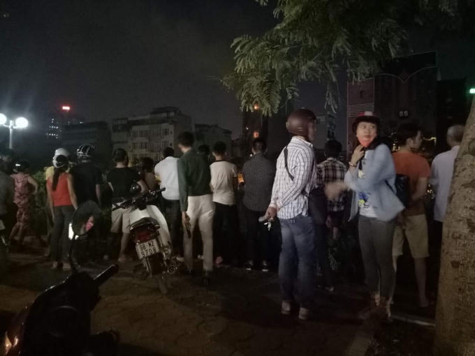 Nhiều người dân hiếu kỳ theo dõi vụ cháy.