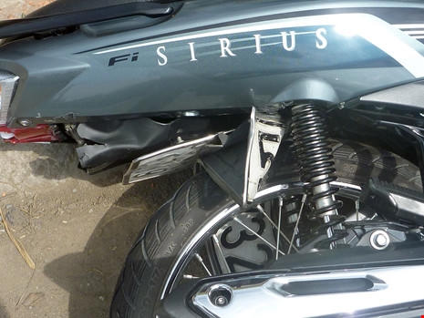 Hiện trường vụ tai nạn (biển số g&atilde;y rời khỏi đầu xe &ocirc; t&ocirc; con rồi mắc kẹt v&agrave;o phần sau xe m&ocirc; t&ocirc;.