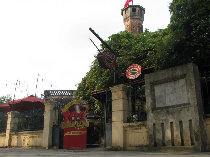 Quán cafe nổi tiếng cũng buộc phải giải tán.