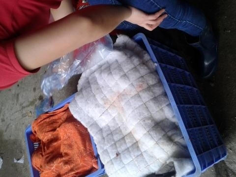 Thịt lợn nhà chị H. được bọc đậy lớp vải để giữ lạnh.