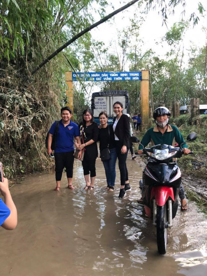 Hoa hậu Tường Linh giản dị về Phú Yên cứu trợ bà con bị bão lũ